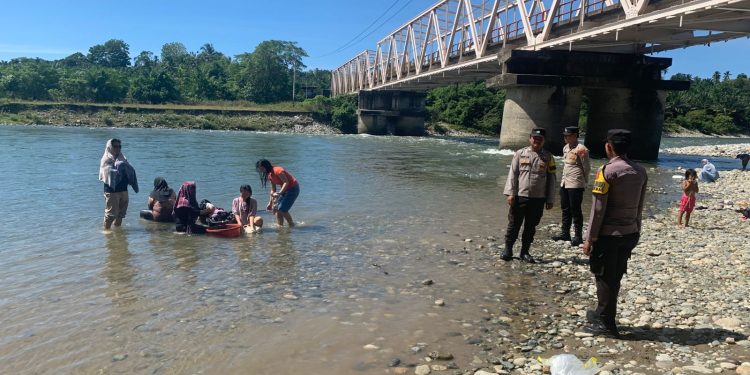 Penebalan Pengamanan Obyek Wisata, Personel Polres Kaur Siaga di Jembatan Padang Guci