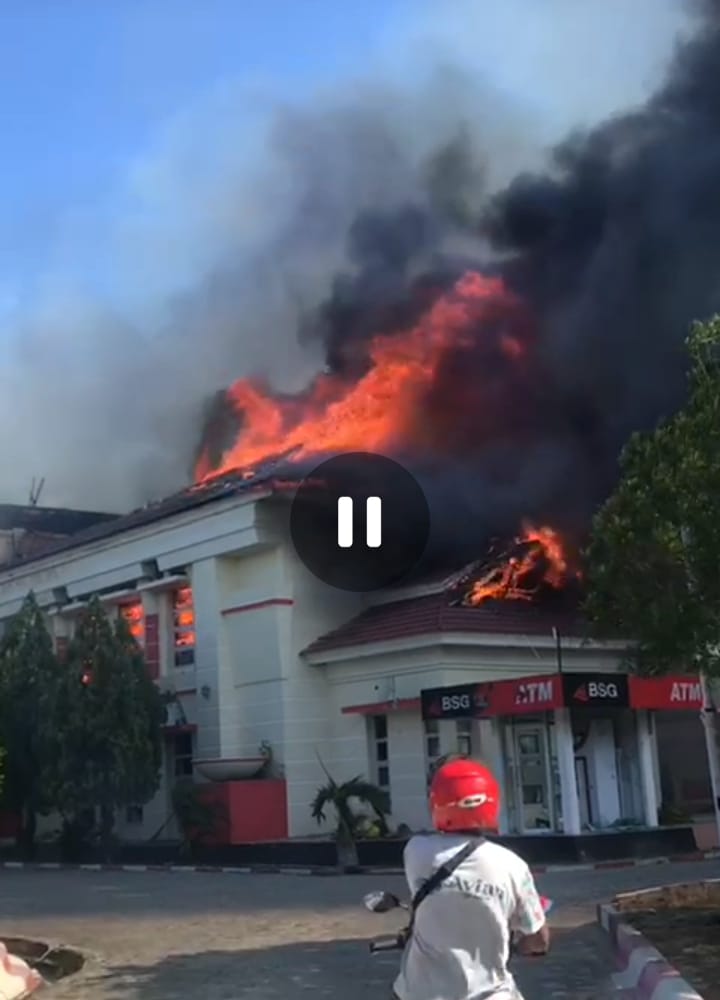 Kantor Bupati Dibakar Massa Demonstrasi