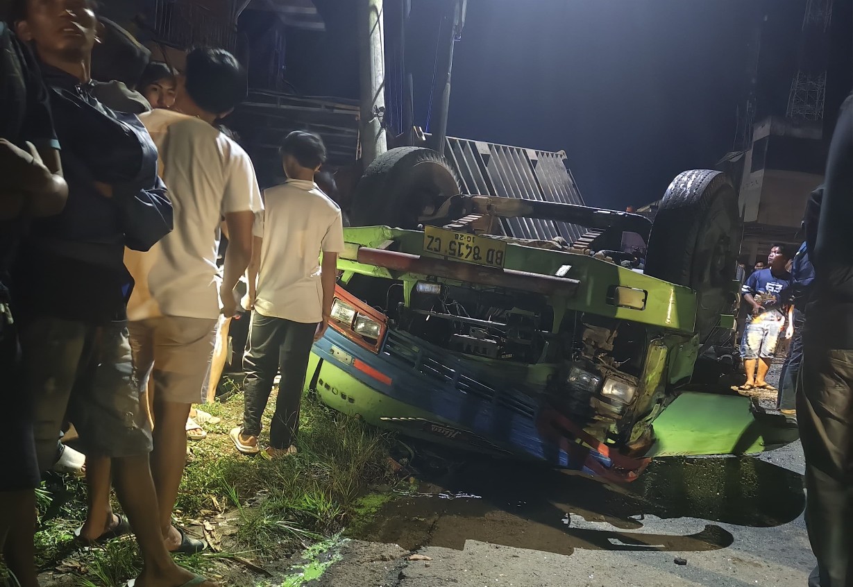 Kecelakaan Tunggal di Jalur Bengkulu - Kaur, Truk Kontainer Terguling, Sopir dan Kernet Tak Selamat