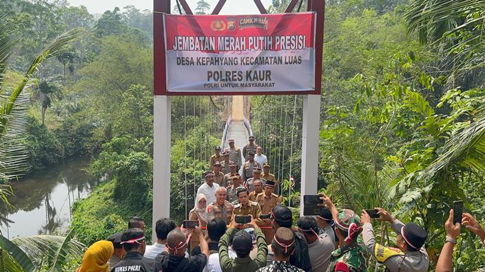 Gerak Cepat di Awal Kepemimpinan, 4 Hari Menjabat Kapolres Kaur Resmikan Jembatan Merah Putih Presisi