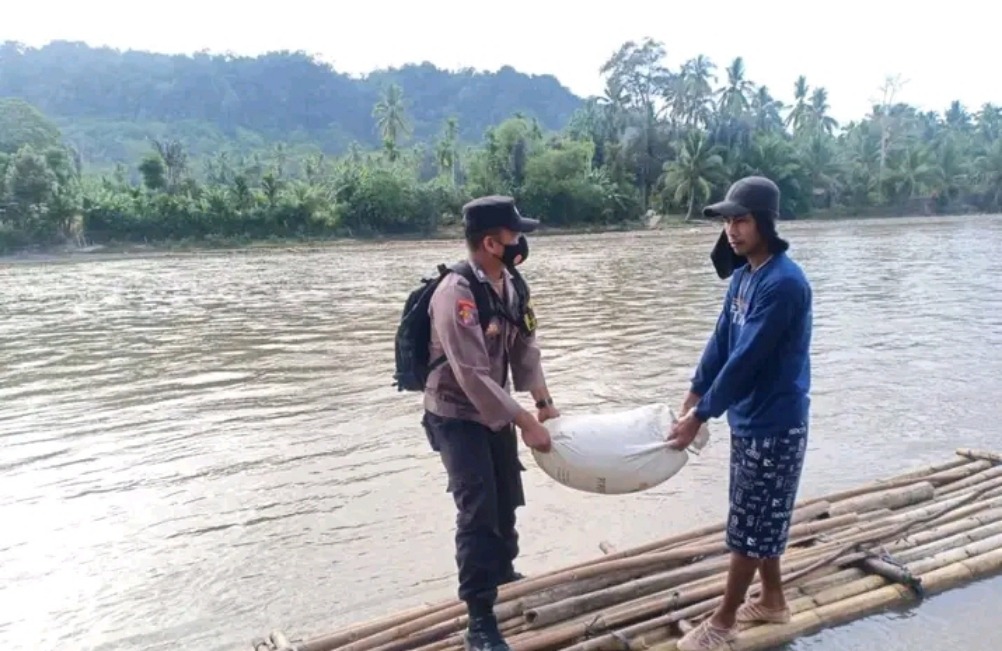 Andalkan Rakit Bambu Seberangi Sungai Sedang Meluap