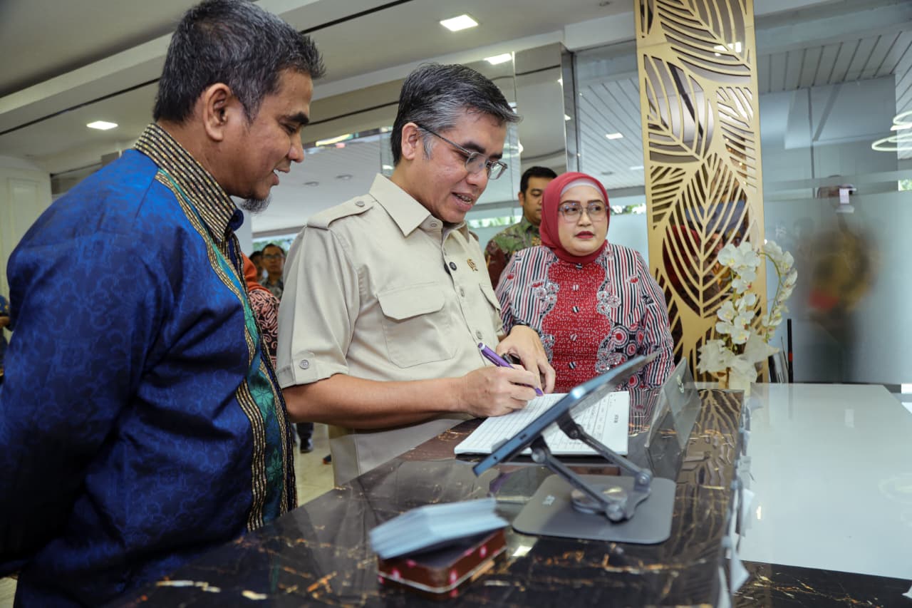 Menaker Tinjau Posko THR dan BHR Keagamaan 2026, Pastikan Hak Pekerja Terlindungi Jelang Lebaran