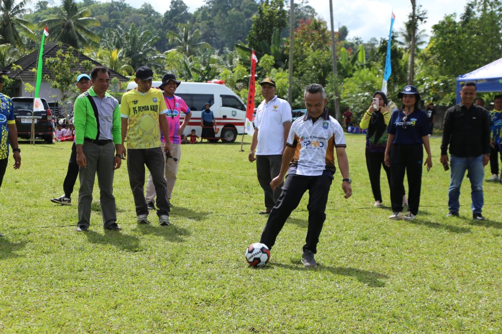 Wabup Kaur Abdul Hamid Resmi Membuka Turnamen GEAS di Lapangan Sepak Bola Amura