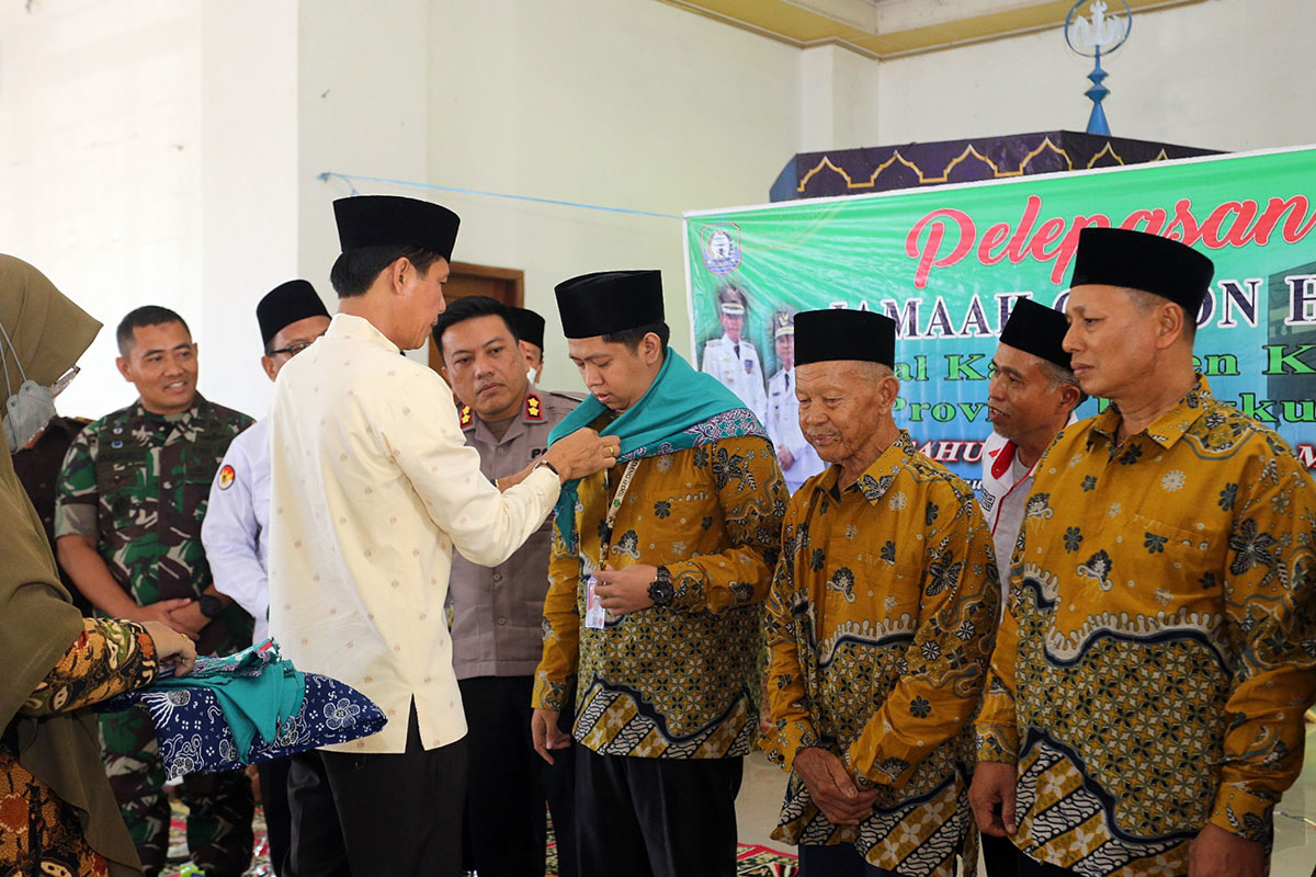 Bupati Kaur Melepas Keberangkatan 104 Jemaah Haji Kaur