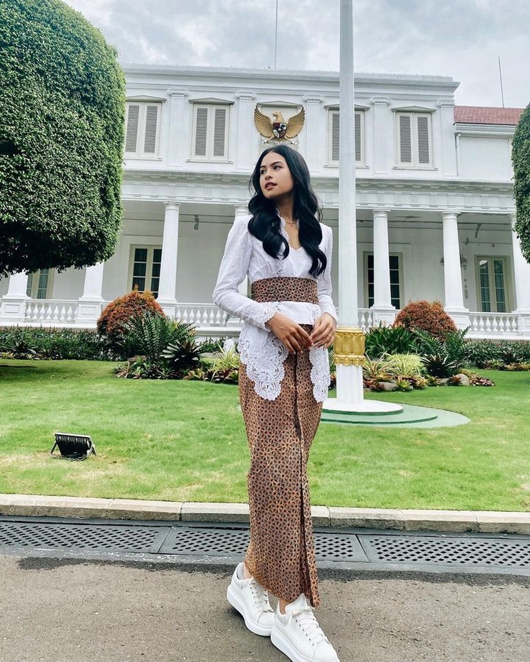 Hari Batik Nasional, 9 Ide OOTD Batik Berikut Layak Dipakai, Insprirasi Outfit dari Artis dan Selebgram