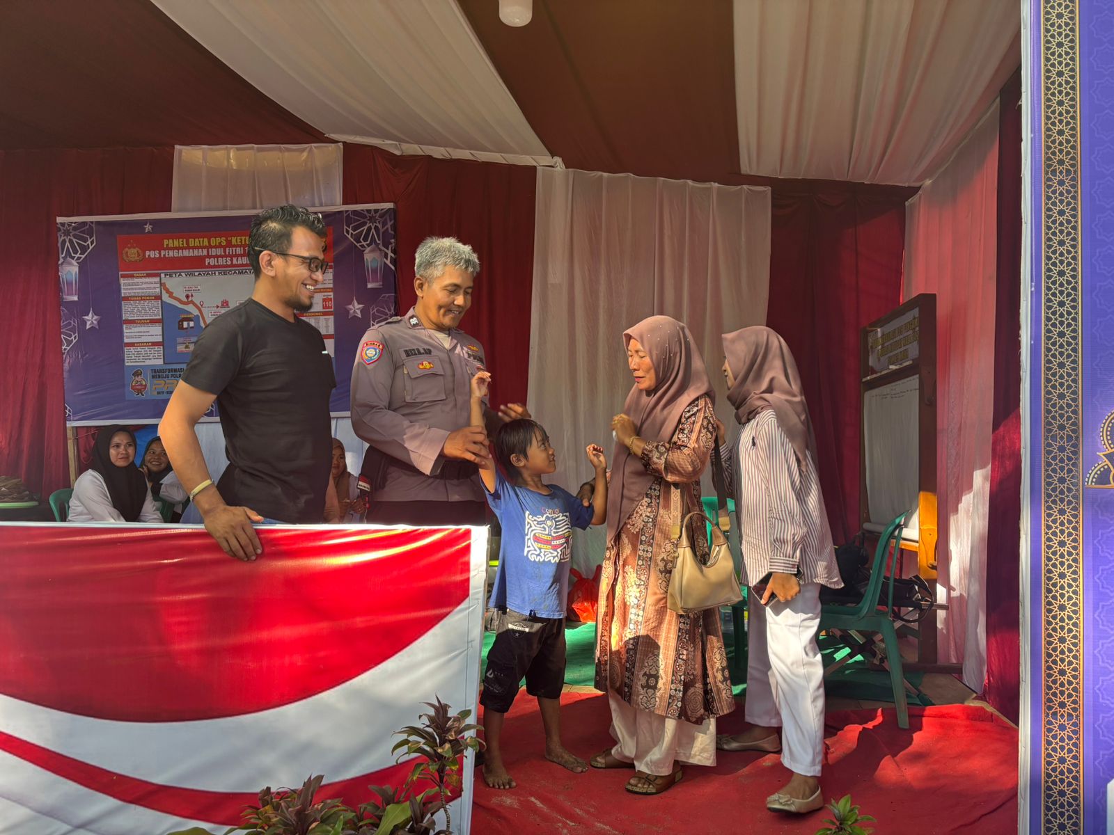 Polres Kaur Sigap Bantu Anak Terpisah dari Orang Tua Saat Libur Lebaran di Pantai Laguna