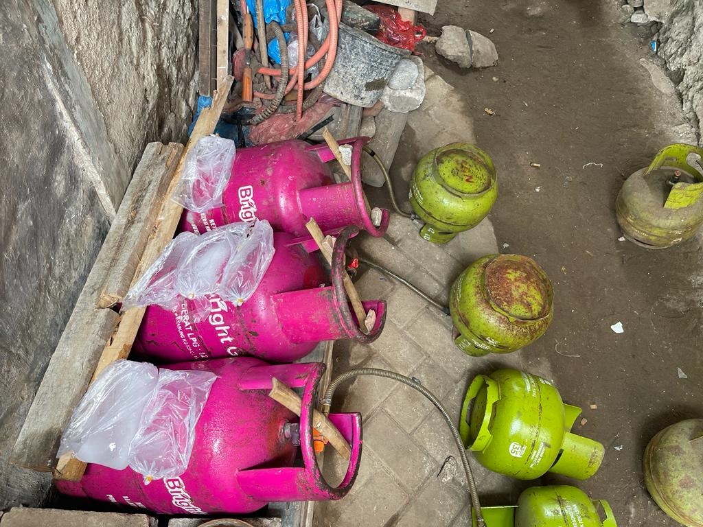 Polisi Gerebek Tempat Pengoplosan Gas Elpiji 3 Kg, Ratusan Tabung Disita, Honorer Ditangkap 