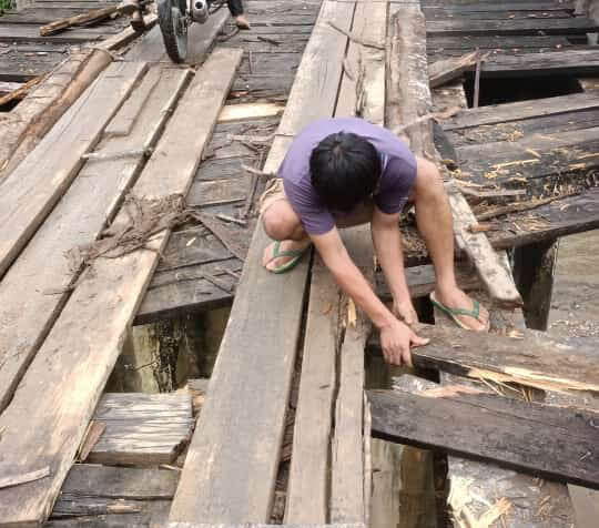 Lantai Lapuk, Jembatan Menuju Dua Desa ini Membahayakan