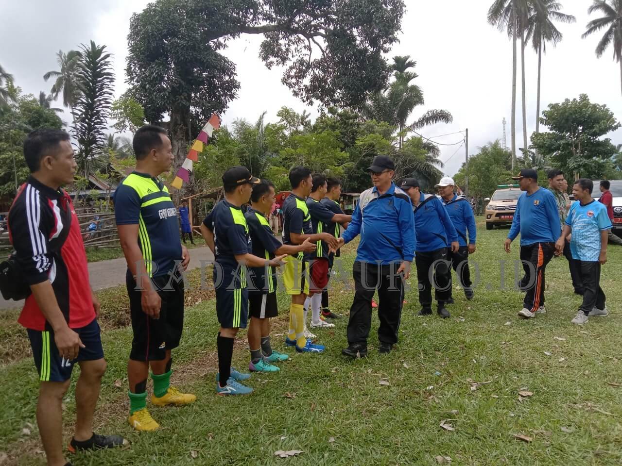 Bupati Buka Pertandingan Sepakbola Antar Desa di Kaur Utara