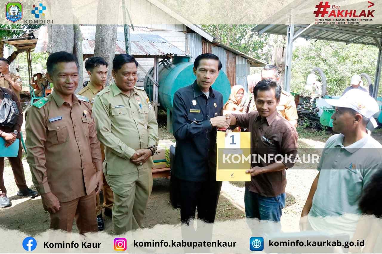 Bupati Kaur Serahkan Traktor R4 ke UPJA, Kadistan: Petani Butuh Layanan Silakan Hubungi Alamat Ini