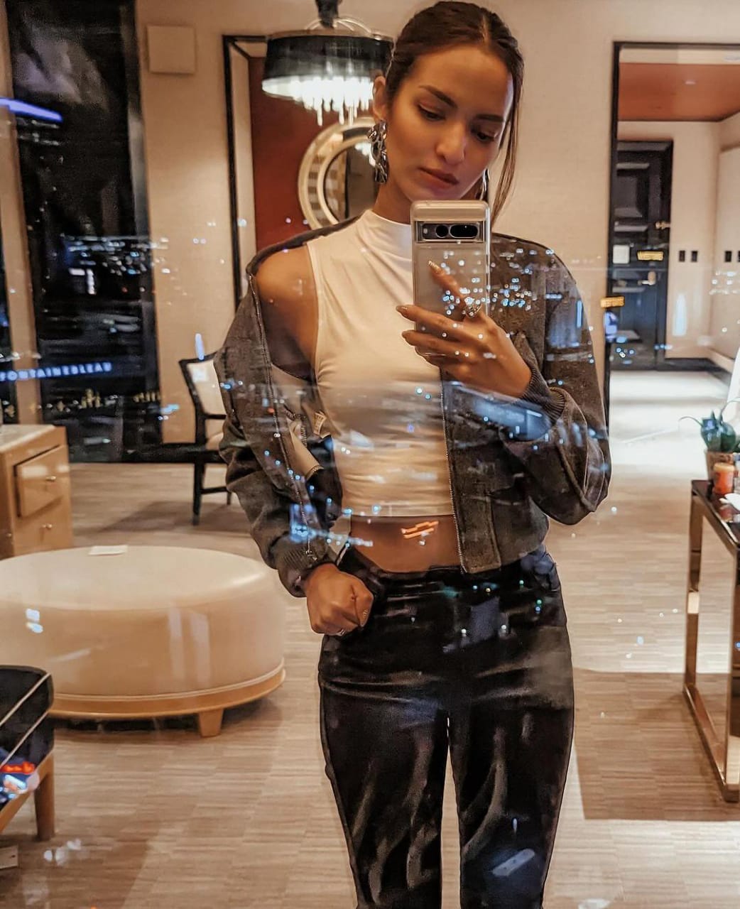 Pesona Fashion Nia Ramadhani dan Kejutan Ponsel Mewah di Balik Mirror Selfie, Google Pixel Punya Nih!