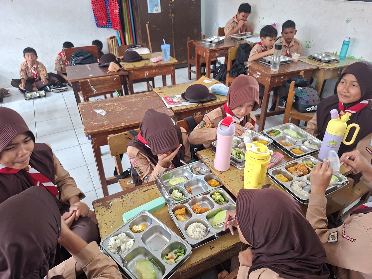 Gebrakan Baru! SPPG Jemput Bola ke Sekolah Tawarkan Menu MBG Versi Prasmanan Halal Bihalal