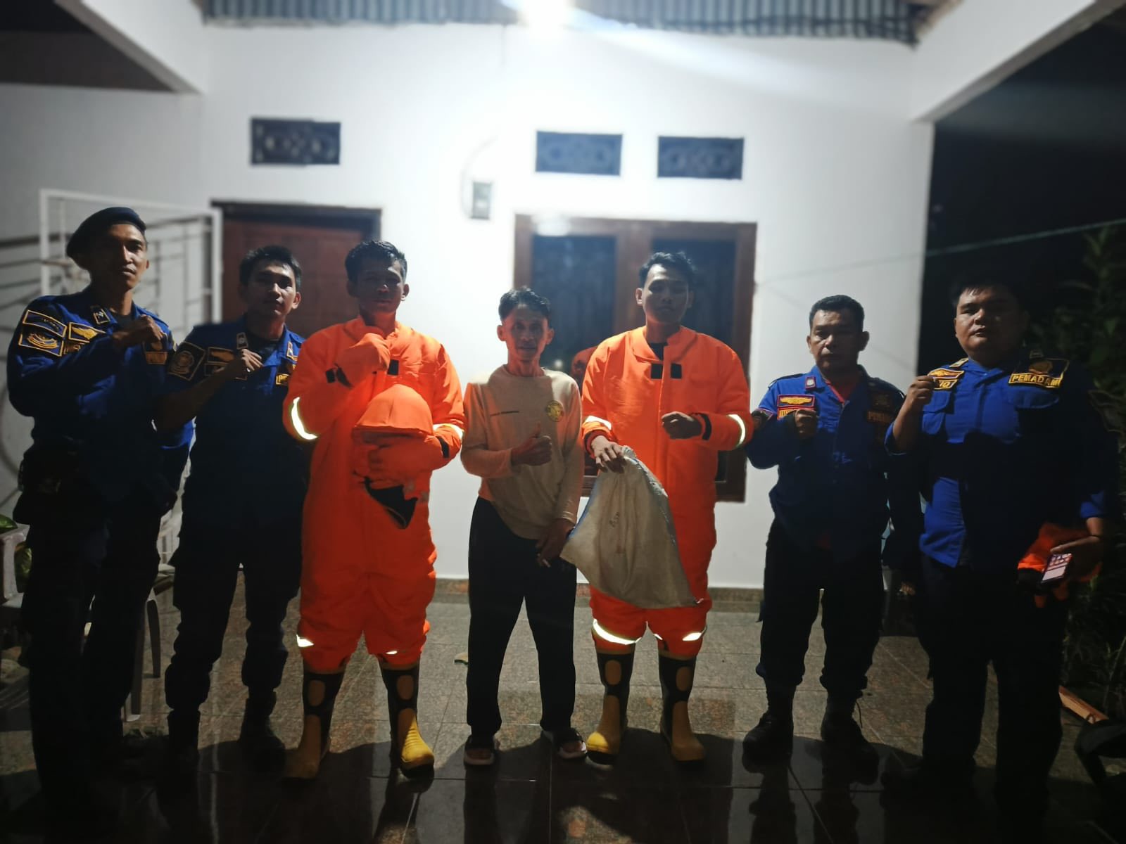 Damkarmat Kabupaten Kaur OTT Tawon Vespa di Kelurahan Simpang 3