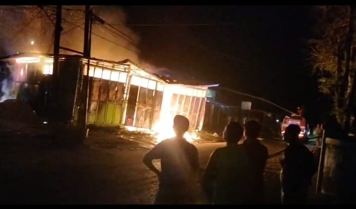 BREAKING NEWS: Toko Grosir di Pasar Inpres Kaur Hangus Terbakar