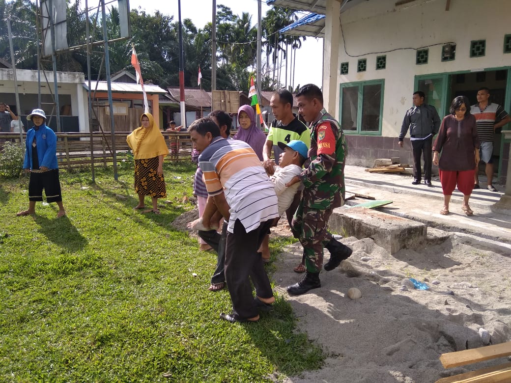 Perbaiki Plafon Sekolah, Tukang Terjatuh