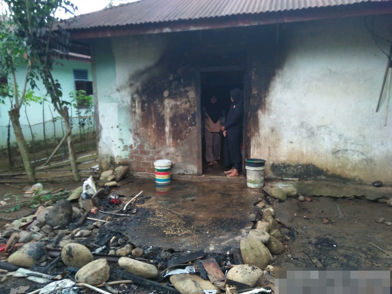 Bertandang ke Kerabat, Dapur Rumah Warga Perugaian Terbakar