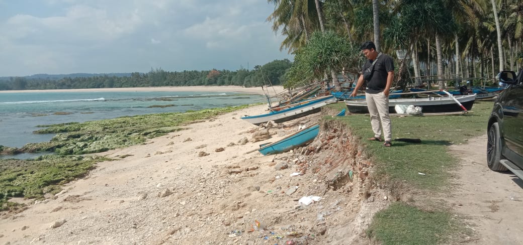 Jalan dan TPI Sekunyit Terancam Abrasi