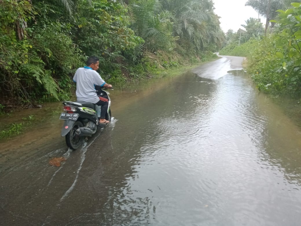 Pipa PAM Bocor, Air Genangi Jalan