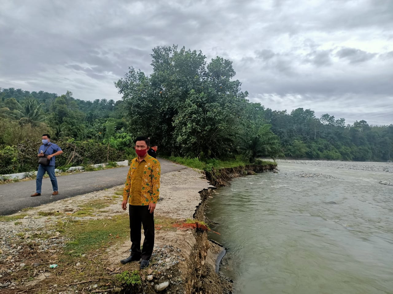 Hujan Deras, Dua Jalan Provinsi Amblas