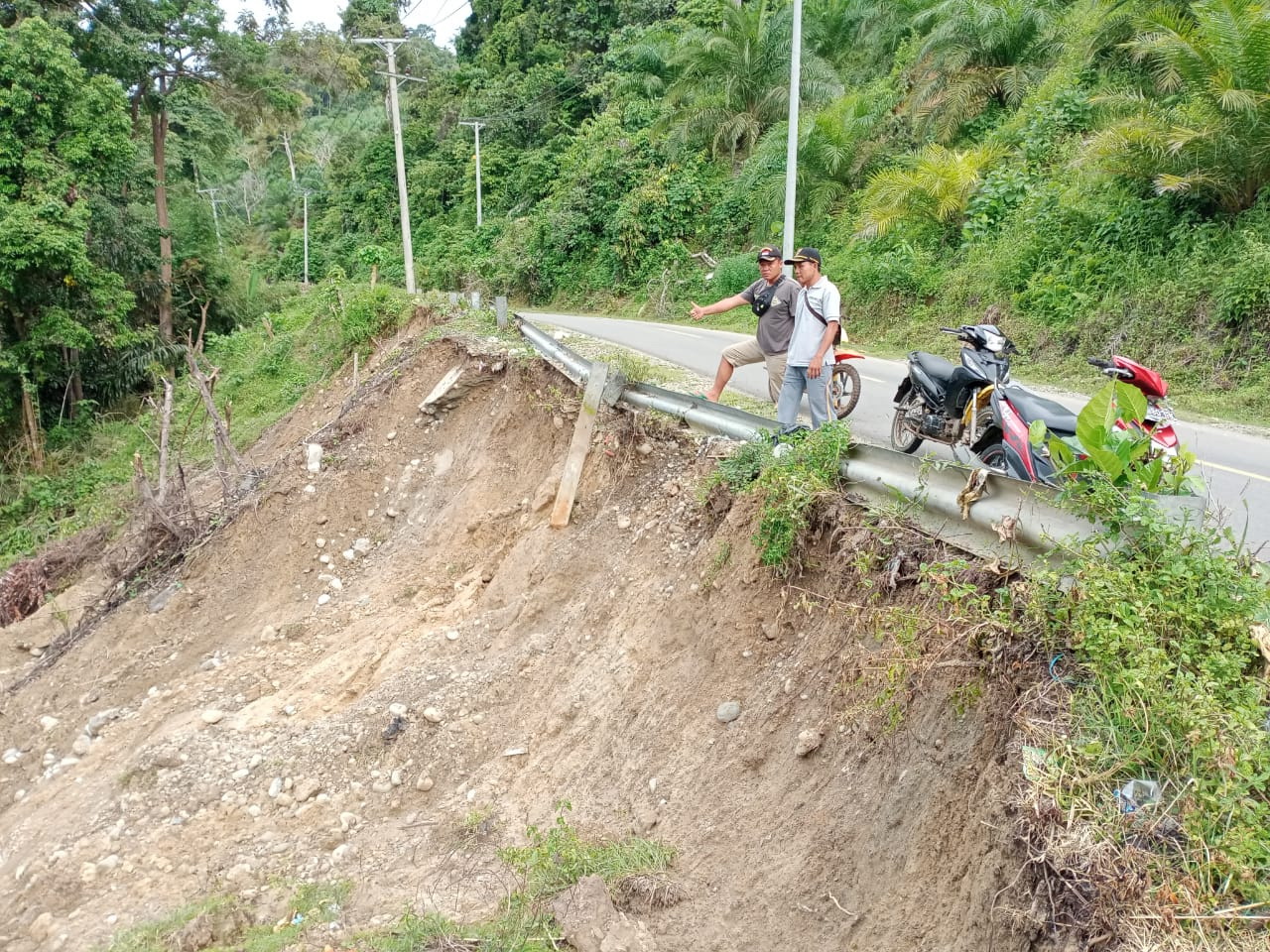 Jalur Tanjung Kemuning- Padang Guci Nyaris Putus