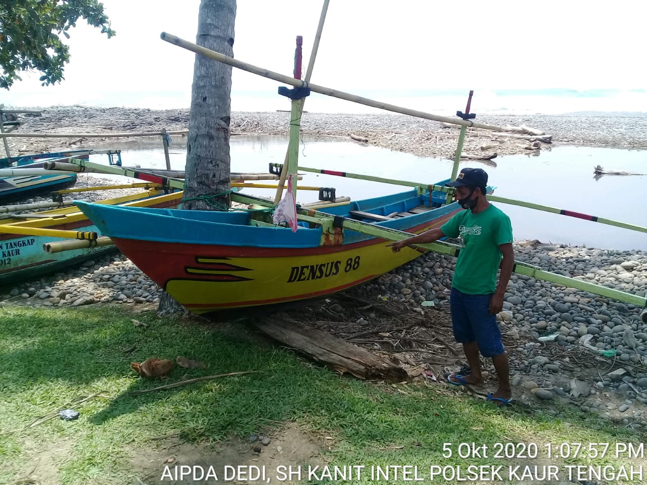 Dihantam Ombak, Perahu “DENSUS-88” Terbalik