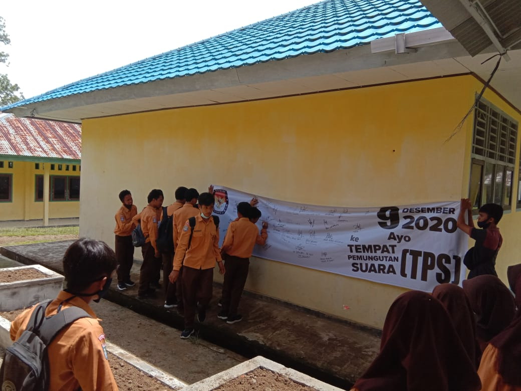 Pelajar Tanda Tangan Pakta Ayo ke TPS