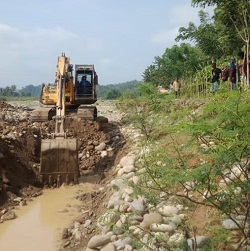 Salurkan CSR, CV LG Pratama Keruk Saluran Irigasi