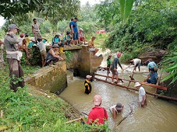 Petani Lebuhan Pelajaran Swadaya Perbaiki Irigasi