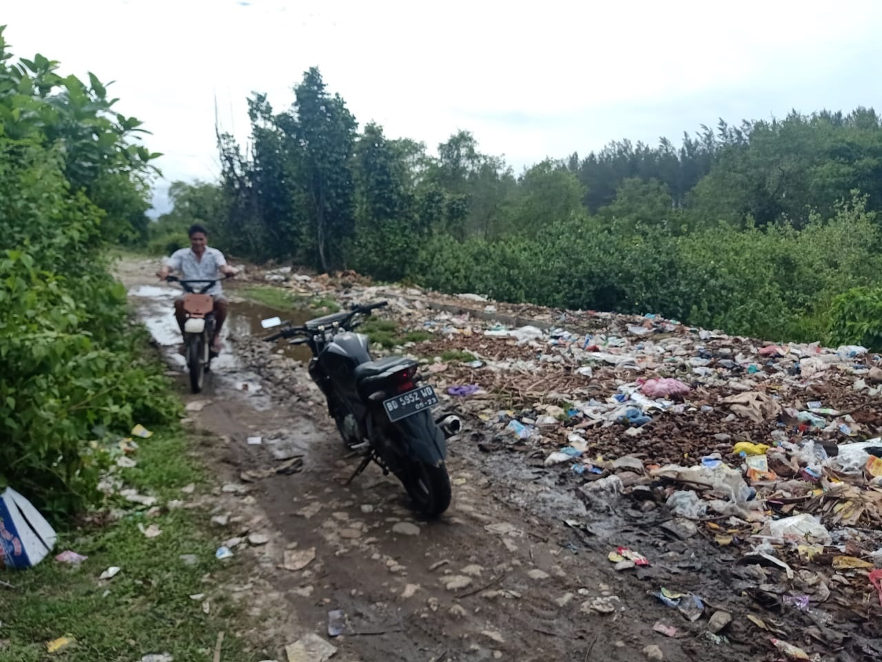 Warga Buang Sampah Di Jalan Wisata 