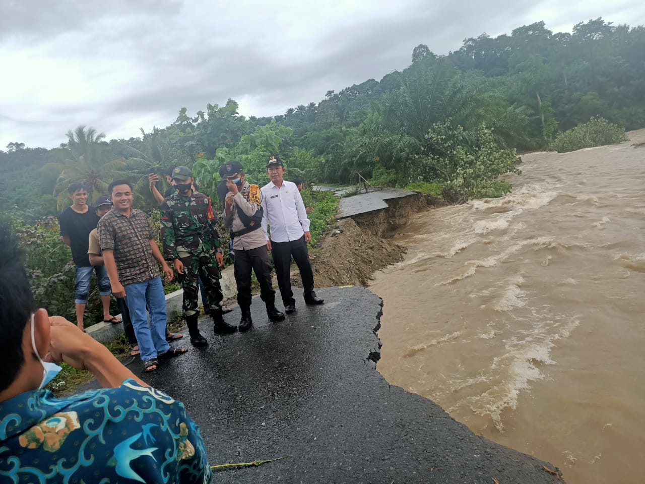 Jalan Provinsi Putus Total, Akses Ulak Agung-Padang Leban Lumpuh