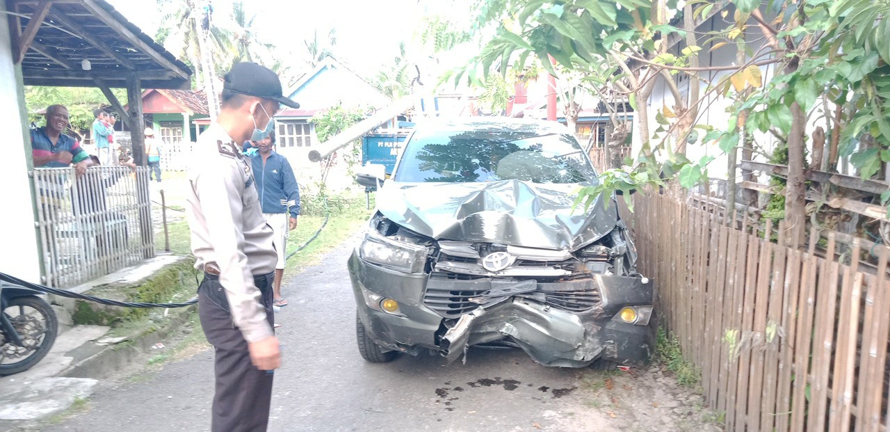 Mobnas KPU Seruduk Rumah dan Tiang Listrik