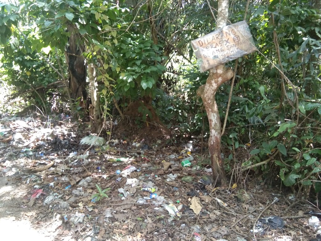 Di Simpang Tiga, Sampah Numpuk dan Bau Busuk