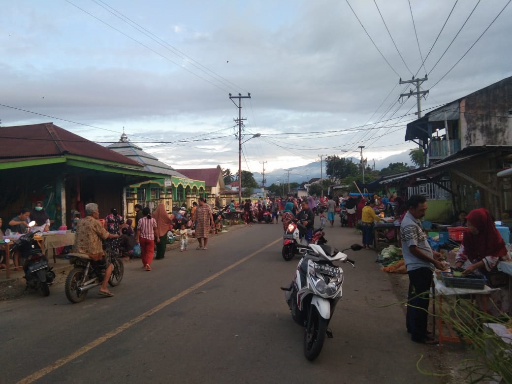 Lurah Ingatkan Pengunjung Pasar Pagi