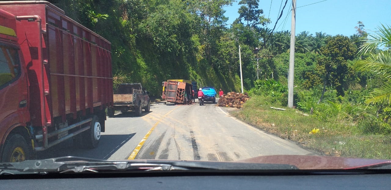 Penganjal Ban Rusak, Truk Sawit Terbalik