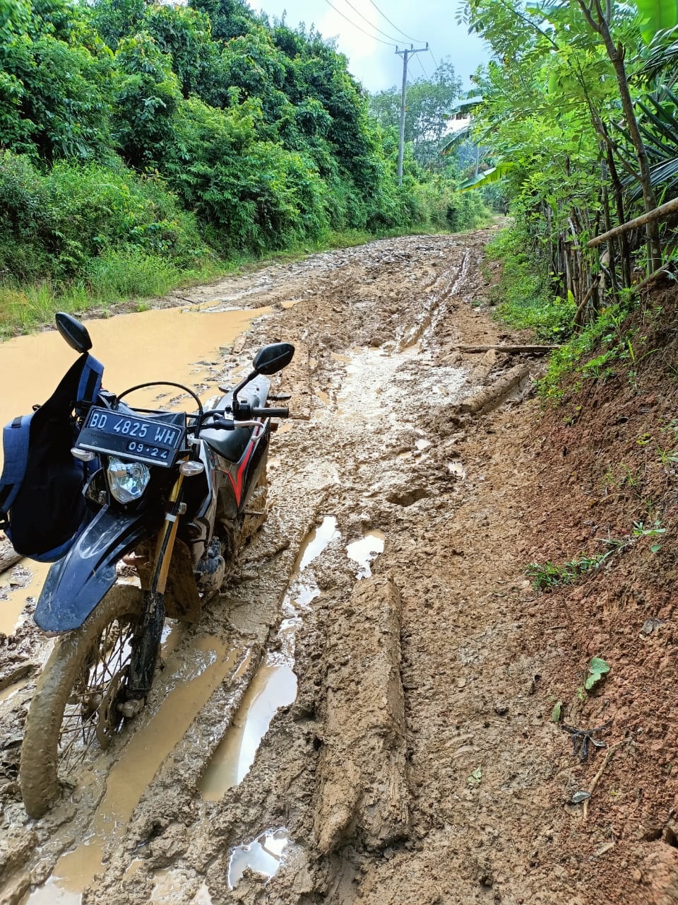 Jalan Masih Sulit Dilintasi