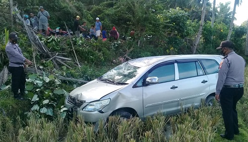 Lepas Kendali, Innova Nyebur ke Sawah