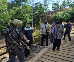 Wabup Kaur Tinjau Infrastruktur Sumber Harapan