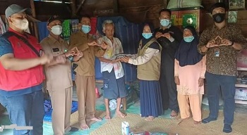 Kemensos Santuni Keluarga Nenek Siti