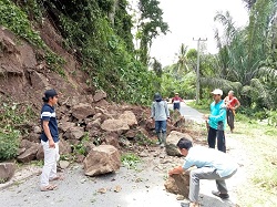 Material Longsor Tutupi Jalan, Mobil Tidak Bisa Lewat