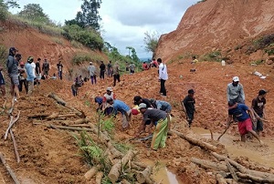 Warga Iuran Sewa Alat Berat, Bersihkan Material Longsor di Jalan