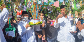 Keunikan Tradisi Jambar Uang Selimuti Rangkaian Maulid Nabi Wawali Dedy di Kecamatan Teluk Segara