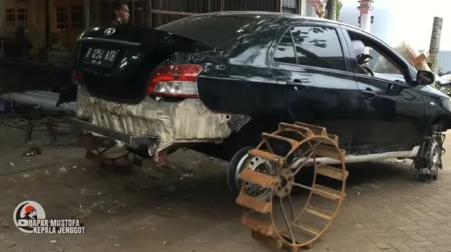 Toyota Vios Bajak Sawah,  Lebih Murah dari Traktor?