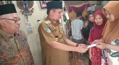 Wabup dan Baznas Salurkan Bantuan kepada Pengidap Tumor