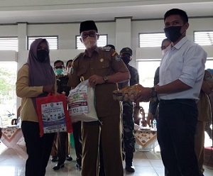 Bupati Salurkan 4 Ribu Paket Sembako Bagi Warga Terpapar Covid-19