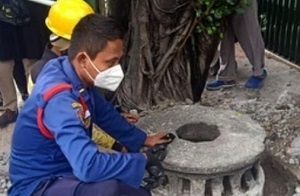 Batu Penggilingan Abad 18, Di Trotoar