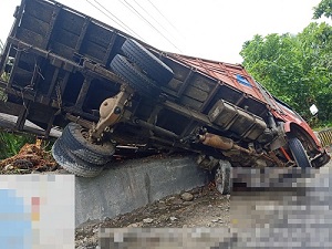 Rem Blong, Truk Bermuatan Sawit Terbalik