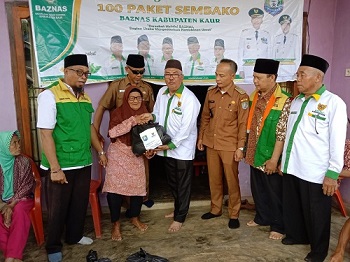 100 Paket Sembako dari Baznas Tersalurkan