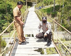 Jembatan Gantung Transos Membahayakan