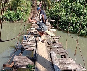 Jembatan Gantung Air Numan Nyaris Ambruk