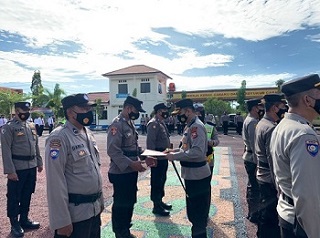 Kapolsek dan Bhabin Diberikan Penghargaan Penanganan Covid-19